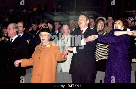 Millennium 2000 feiern Londoner Millennium Dome Queen Elizabeth Hände mit Premierminister Tony Blair tritt der Duke of Edinburgh und Cherie Blair, dem traditionelle Neujahr s Eve Auld Lang Syne um Mitternacht während der Feierlichkeiten im Millennium Dome 1. Januar die Königin zu singen war unter das Publikum dieses Neujahr s Eve für die Öffnung der Kuppel die bilden das Herzstück der UK s Millenniums-Feierlichkeiten Stockfoto