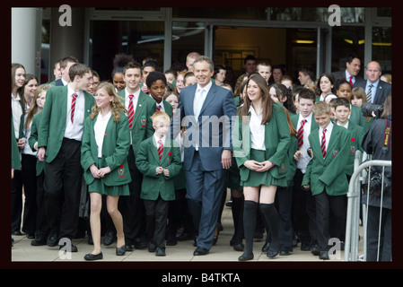 Tony Blair besucht Highland Schule im Norden von London Enfield April 2005 zusammen mit seiner Frau Cherie Blair The Prime Minister und seine Wifemet Kinder und saß in Klassen an der Schule der 2000er Jahre mirrorpix Stockfoto