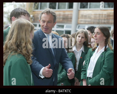 Tony Blair besucht Highland Schule im Norden von London Enfield April 2005 zusammen mit seiner Frau Cherie Blair The Prime Minister und seine Wifemet Kinder und saß in Klassen an der Schule der 2000er Jahre mirrorpix Stockfoto