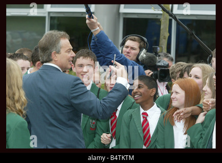 Tony Blair besucht Highland Schule im Norden von London Enfield April 2005 zusammen mit seiner Frau Cherie Blair The Prime Minister und seine Wifemet Kinder und saß in Klassen an der Schule der 2000er Jahre mirrorpix Stockfoto