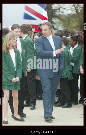 Tony Blair besucht Highland Schule im Norden von London Enfield April 2005 zusammen mit seiner Frau Cherie Blair The Prime Minister und seine Wifemet Kinder und saß in Klassen an der Schule der 2000er Jahre mirrorpix Stockfoto