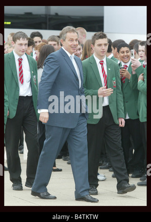 Tony Blair besucht Highland Schule im Norden von London Enfield April 2005 zusammen mit seiner Frau Cherie Blair The Prime Minister und seine Wifemet Kinder und saß in Klassen an der Schule der 2000er Jahre mirrorpix Stockfoto