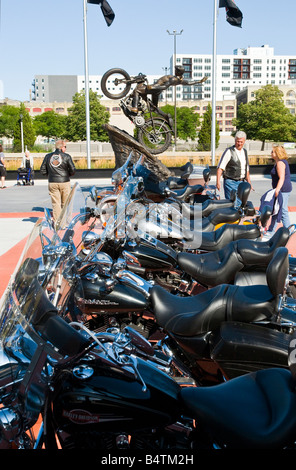 Motorräder & Hill Climber Statue außerhalb der neuen Harley-Davidson Museum in Milwaukee, Wisconsin, USA Stockfoto