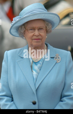 Trooping die Farbe Juni 2005 seine königliche Hoheit der Königin Elizabeth II Wearing blau türkis hell Anzug mit passender Hut und Perle Halskette und Ohrringe tragen Brosche von königliches Wappen der 2000er Jahre Mirrorpix Stockfoto