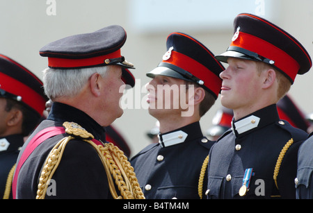 Prinz Harry an der Sandhurst Militärakademie Parade für die neuen Farben Leiter der Verteidigung Personal general Sir Michael Walker, darstellt die Königin mit Prinz Harry Juni 2005 der 2000er Jahre mirrorpix Stockfoto