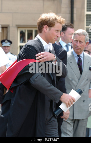 St Andrews Schottland stolze Vater Charles Uhren Prinz William an Str. Andrews heute Prinz William s Universitätsabschluss Juni 2005 2000er Jahre Prinz Charles Mirrorpix Stockfoto