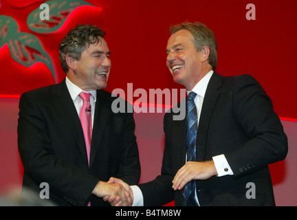 Labour-Parteitag in Brighton September 2005 Schatzkanzler Gordon Brown schüttelt Hände mit Premierminister Tony Blair nach seiner Rede Stockfoto