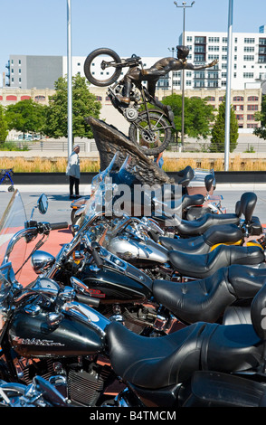 Motorräder & Hillclimber Statue außerhalb der neuen Harley-Davidson Museum in Milwaukee, Wisconsin, USA Stockfoto