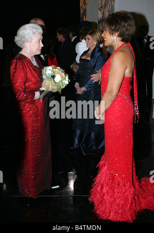 Royal Variety Show 2005 Cardiff HM Königin Elizabeth II trifft Künstler hinter der Bühne nach die Show Dame Shirley Bassey die Königin November trifft 2005 2000s Mirrorpix Stockfoto