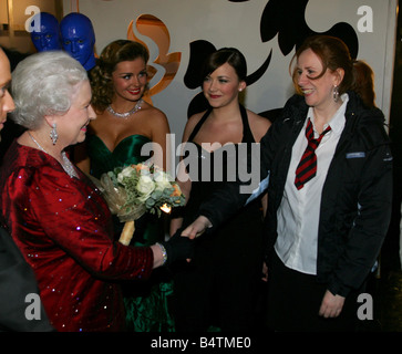 Royal Variety Show 2005 Cardiff HM Königin Elizabeth II trifft Künstler hinter der Bühne nach der Show Charlotte Kirche Katherine Jenkins und Catherine Tate November 2005 2000s Mirrorpix Stockfoto