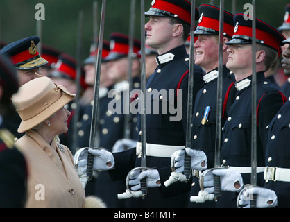 Großbritannien s Prinz Harry zweiter von rechts grinst und seiner Großmutter Queen Elizabeth II lächelt, als sie die souveräne s Parade an der Royal Military Academy in Sandhurst England Mittwoch, 12. April 2006 inspiziert Prinz Harry wurde auf der Kadetten als Offizier vorbei und begleiten die Blues and Royals Bestandteil der Household Cavalry und eines britischen s älteste Armee Regimenter Stockfoto