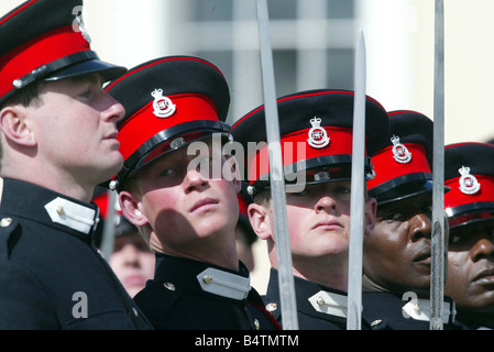 Großbritannien s Prinz Harry steht hoch mit Säbel gezogen Mittwoch, 12. April 2006 während der Zeremonien Hartschalenetui seinem Abschluss aus Großbritannien s Elite-Militärakademie in Sandhurst England absolvierte er 40 Wochen Training The 21 Jahr alter zweiter Sohn von Prinz Charles Militärakademie Sandhurst im Mai letzten Jahres eingegeben und ausgebildet als Offizier in die Blues and Royals Regiment der Household Cavalry, einer der ältesten Einheiten der britischen Armee Stockfoto