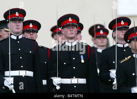 Großbritannien s Prinz Harry Zentrum nimmt seinen Platz in The Sovereign s Parade an der Royal Military Academy Sandhurst England Mittwoch April12 2006 anlässlich der Fertigstellung seiner Offiziersausbildung der Prinz war einer der 220 Kadetten heraus und erhalten ihre Provisionen in der britischen Armee die Parade wurde von Queen Elizabeth II überprüft und durch den Herzog von Edinburgh der Prinz von Wales besuchte die Herzogin von Cornwall und Prinz William, die auch Offizier erfährt Ausbildung Stockfoto