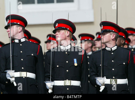 Großbritannien s Prinz Harry Zentrum nimmt seinen Platz in The Sovereign s Parade an der Royal Military Academy Sandhurst England Mittwoch April12 2006 anlässlich der Fertigstellung seiner Offiziersausbildung der Prinz war einer der 220 Kadetten heraus und erhalten ihre Provisionen in der britischen Armee die Parade wurde von Queen Elizabeth II überprüft und durch den Herzog von Edinburgh der Prinz von Wales besuchte die Herzogin von Cornwall und Prinz William, die auch Offizier erfährt Ausbildung Stockfoto