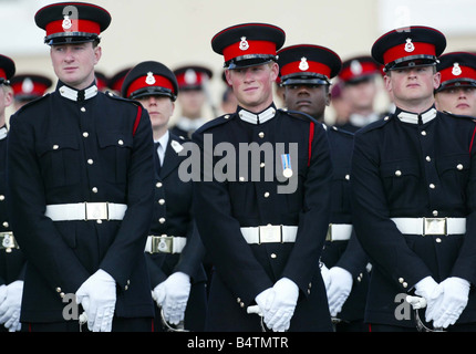 Großbritannien s Prinz Harry Zentrum nimmt seinen Platz in The Sovereign s Parade an der Royal Military Academy Sandhurst England Mittwoch April12 2006 anlässlich der Fertigstellung seiner Offiziersausbildung der Prinz war einer der 220 Kadetten heraus und erhalten ihre Provisionen in der britischen Armee die Parade wurde von Queen Elizabeth II überprüft und durch den Herzog von Edinburgh der Prinz von Wales besuchte die Herzogin von Cornwall und Prinz William, die auch Offizier erfährt Ausbildung Stockfoto