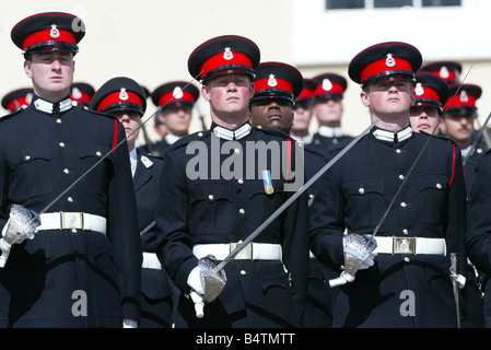 Großbritannien s Prinz Harry Zentrum nimmt seinen Platz in The Sovereign s Parade an der Royal Military Academy Sandhurst England Mittwoch April12 2006 anlässlich der Fertigstellung seiner Offiziersausbildung der Prinz war einer der 220 Kadetten heraus und erhalten ihre Provisionen in der britischen Armee die Parade wurde von Queen Elizabeth II überprüft und durch den Herzog von Edinburgh der Prinz von Wales besuchte die Herzogin von Cornwall und Prinz William, die auch Offizier erfährt Ausbildung Stockfoto