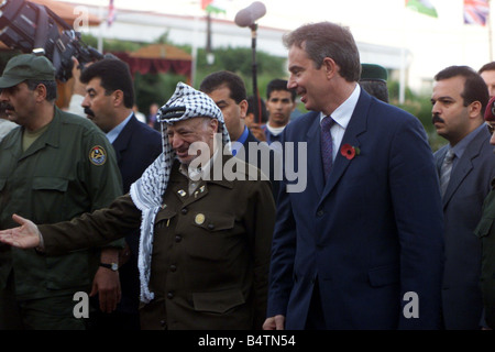 Britische Premierminister Tony Blair 01 November 2001 mit palästinensischen Führer Yasser Arafat wie er in den Gaza-Streifen Mirrorpix kommt Stockfoto