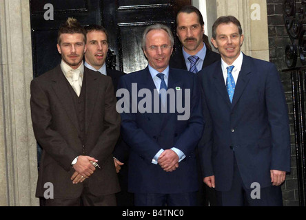 England-Trainer Sven-Göran Eriksson (Mitte) Mai 2002 und seine Spieler David Beckham (links), Gareth Southgate (zweiter von links) und David Seaman nach einem Treffen mit Tony Blair (rechts), in der Downing Street, London früher heute England-Coach, Sven-Göran Eriksson verkündet der 23-Mann-Kader, die über nach China und Korea im Juni für den FIFA World Cup Finals © Mirrorpix Reisen © Mirrorpix Stockfoto