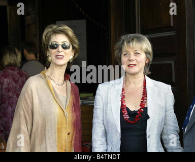 John Thaw Trauerfeier für Schauspieler abgebildet September 2002 bei St. Martin im Feld in Trafalgar Square in London, MAUREEN LIPMAN und BARBRA FLYNN Stockfoto