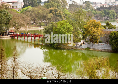 Aufgehende Sonne überbrücken Sie Ngoc Son Tempel Hanoi Vietnam Stockfoto