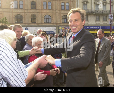 Labour-Parteitag September 2002 Blackpool Premierminister Tony Blair PM kommt in Blackpool zu Beginn der Konferenz Politik lächelnd Menge Fans treffen Stockfoto