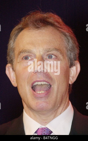 Labour Party Konferenz Oktober 2002 Blackpool Tony Blair PM Premierminister Grundsatzrede Politik Portrait sprechen Mund weit zu öffnen Stockfoto