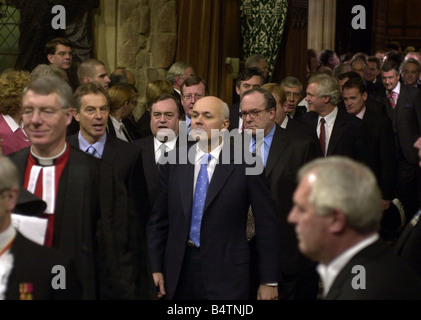 Premierminister Tony Blair verließ November 2002 und der Oppositionsführer Iain Duncan Smith verlässt der Mitglieder-Lobby im House Of Commons für das House Of Lords, die Queen Elizabeth II s Rede während der Parlamentseröffnung in London Mirrorpix zu hören Stockfoto