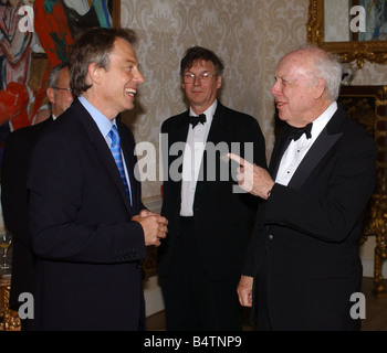 Entdeckung der Struktur von DNA 50. Jahrestag April 2003 Premierminister Tony Blair trifft Nobelpreisträger Dr. James Watson, der DNA-Doppelhelix anlässlich eines Empfangs in Nummer 10 Downing Street Politik Wissenschaft DNA Mirrorpix beschrieben, Stockfoto