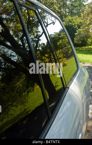 Arboretum spiegelt sich in Fenstern des Sport Utility vehicle Stockfoto