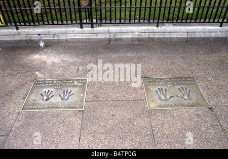 Helener Bonham Carter und Richard E Grant Handabdrücke Juli 2000 und wo Euan Blair Euan Blair Sohn des Premierministers Tony Blair liegt bewusstlos auf dem Bürgersteig in London s Leicester Square Euan Blair von der Polizei verhaftet wurde, nachdem er betrunken und nicht in der Lage am Leicester Square am 5. Juli 2000 gefunden wurde Stockfoto