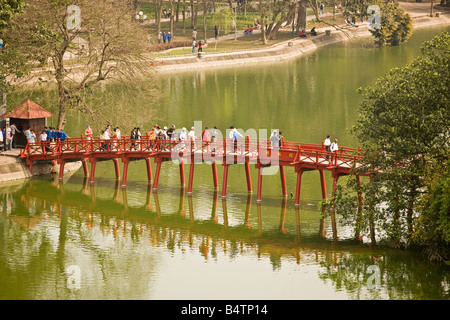 Aufgehende Sonne überbrücken Sie Ngoc Son Tempel Hanoi Vietnam Stockfoto