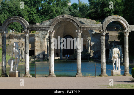 Tivoli Italien Villa Adriana Hadrians Villa Canopus ausgekleidet mit Marmorstatuen & Spalten & der künstlichen Grotte oder freiwerdende Stockfoto