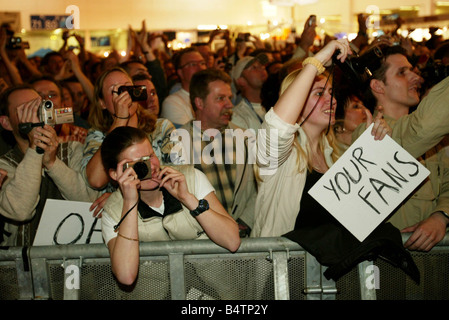 Fans des Schauspielers Sylvester Stallone gesehen hier auf einer Fitness und Bodybuilding Messe in Deutschland Barbara Davies Interview April 2004 der 2000er Jahre Mirrorpix Stockfoto