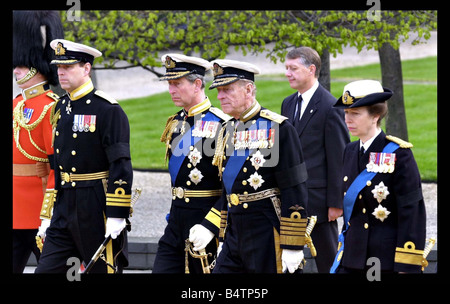 Mitglieder der königlichen Familie April 2002 Prinz Andrew Herzog von York Prinz Charles Prince Of Wales Prinz Philip Herzog von Edinburgh Prinzessin Anne Princess Royal PIC GORDON JACK QUEEN MUM Beerdigung 09 04 02 Stockfoto