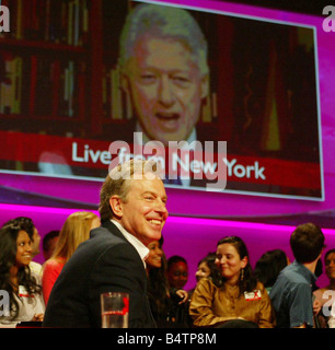 April 2005 bei der Arbeit Rallye am Old Vic Theatre in London die Konferenz von ehemaligen US-Präsidenten Bill Clinton über eine Satellitenverbindung aus den USA richtete sich Lächeln und lachen Stockfoto