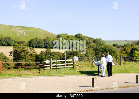 Besucher der Region von Cerne Abbas in Dorset anzeigen den heidnischen Fruchtbarkeit Mann, bekannt als der Cerne Abbas Giant Stockfoto