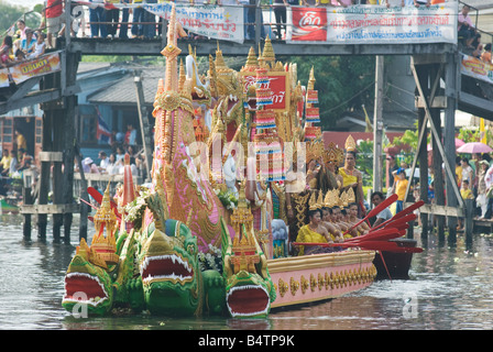 Einer der die geschmückten Kähne bei der Rap-Bua-Feier in Bang Plee Samut Prakan Provinz Thailand Stockfoto