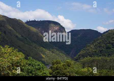 Hügel im mittleren Tal der Itajai Fluss Santa Catarina in Brasilien Stockfoto