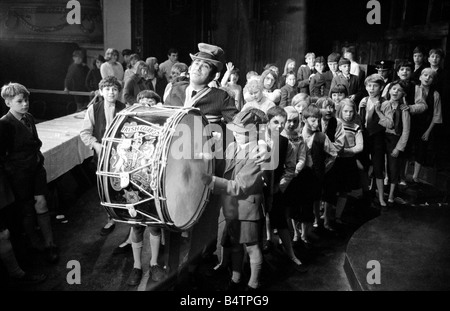 Lionel Bart schrieb Oliver spielt die große Trommel von der Irish Guards wie er um die Bühne mit den Waisenkindern marschiert und Besetzung von Oliver There eine Party auf der Bühne des neuen Theater St Martins Lane London war traf die Kinder in der Show einige Waisen von Kindern Häuser Dr Barnardos Hause Ilford Enfield Kingston und Twickenham der Partei war die längste jemals laufen Musik in der West End-2292-Shows Stockfoto