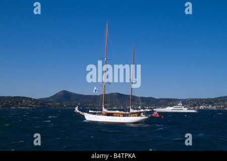 Klassische und moderne Yachten vor Anker in der Bucht von St Tropez Stockfoto