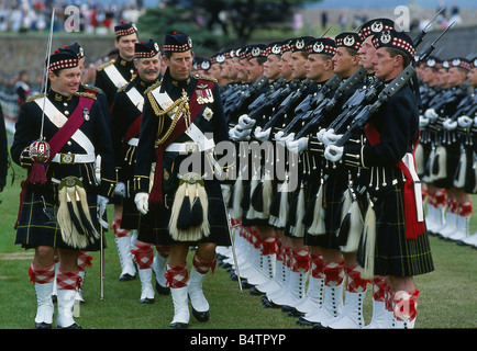 Prinz Charles Prince Of Wales November 1988 Inspektion Truppen mit Highland einheitliche Kilt am Fort George C T Roy Brit Prince Charles Scotland Soldaten Armee Stockfoto