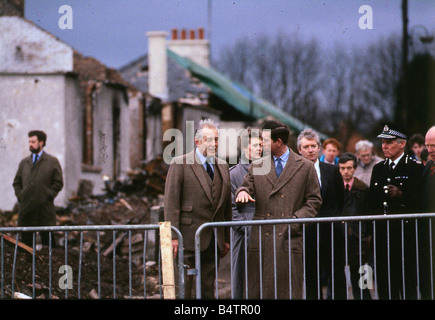 Prinz Charles Prince Of Wales Januar 1989 im Gespräch mit Sir Hector Munro in Sherwood Cres C T Roy Brit Prinz Charles Schottland Lockerbie Stockfoto