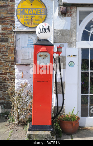 Alten Shell-Tankstellen in Cornwall, Großbritannien Stockfoto