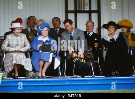 Prinzessin Diana Princess of Wales September 1988 bei Braemar Highland Games auf Podium mit einem Tartan Kleid schwarz Hut Prinz Charles Queen Mother und Königin in Bild C T Roy Brit Prinzessin Diana Scotland Stockfoto