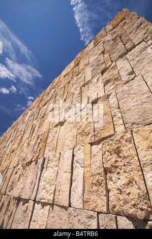 Teile der Basis Steinmauer der Hauptsynagoge Ohel Jakob in München unter blauem Himmel. Stockfoto