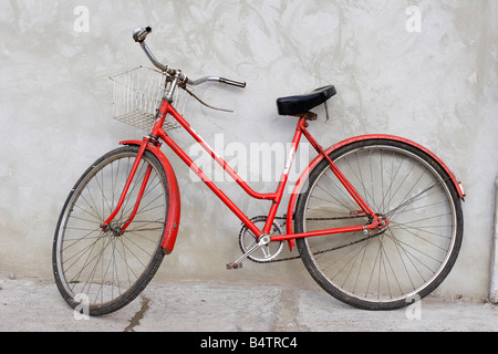 alten Retro-Fahrrad an eine Wand gelehnt Stockfoto