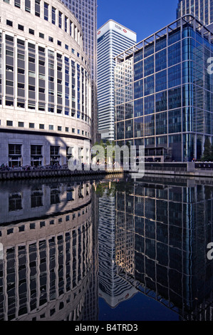 HSBC und andere Gebäude spiegelt sich in Canary Wharf Stockfoto