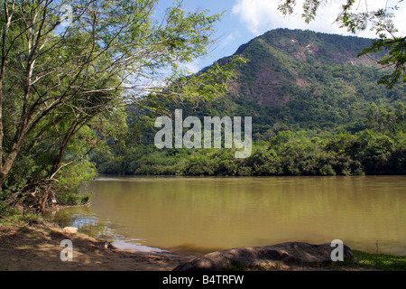 Landschaft im mittleren Tal der Itajai Fluss Santa Catarina in Brasilien Stockfoto