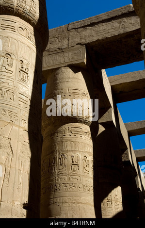 Geschlossen Papyrus Knospe Kapitellen der Säulen in die große Säulenhalle, Karnak Temple Complex, UNESCO-Weltkulturerbe, Luxor Stockfoto