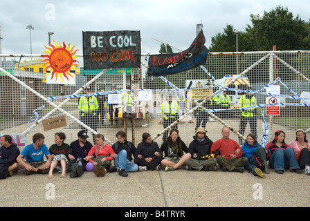 Demonstranten zu warten, bis sein verhaftet Kingsnorth Klima Camp August 2008 Kent Stockfoto